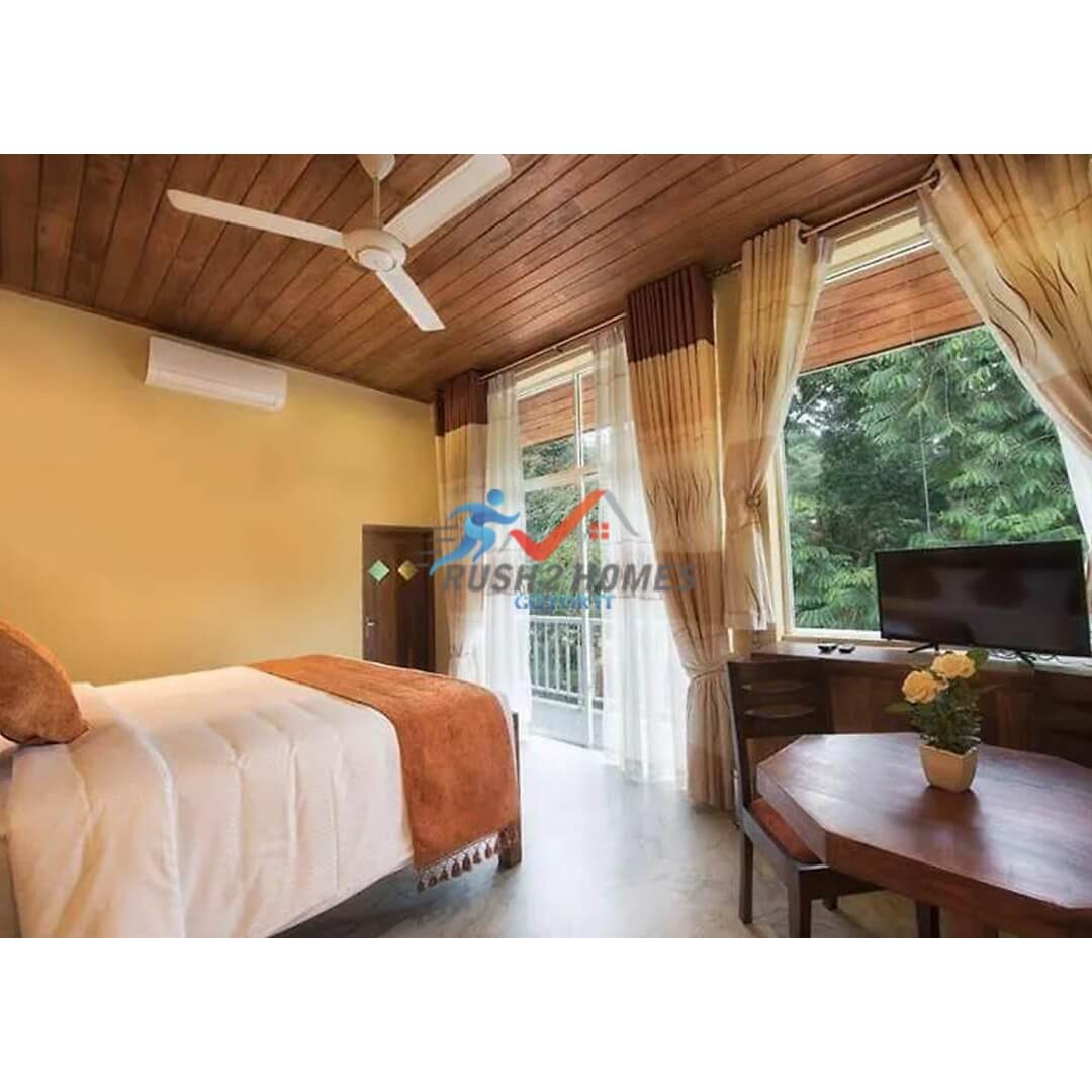 Hotel and 4BR house are on the same 32.45 perch property. 5 minutes drive to the Kandy City Centre